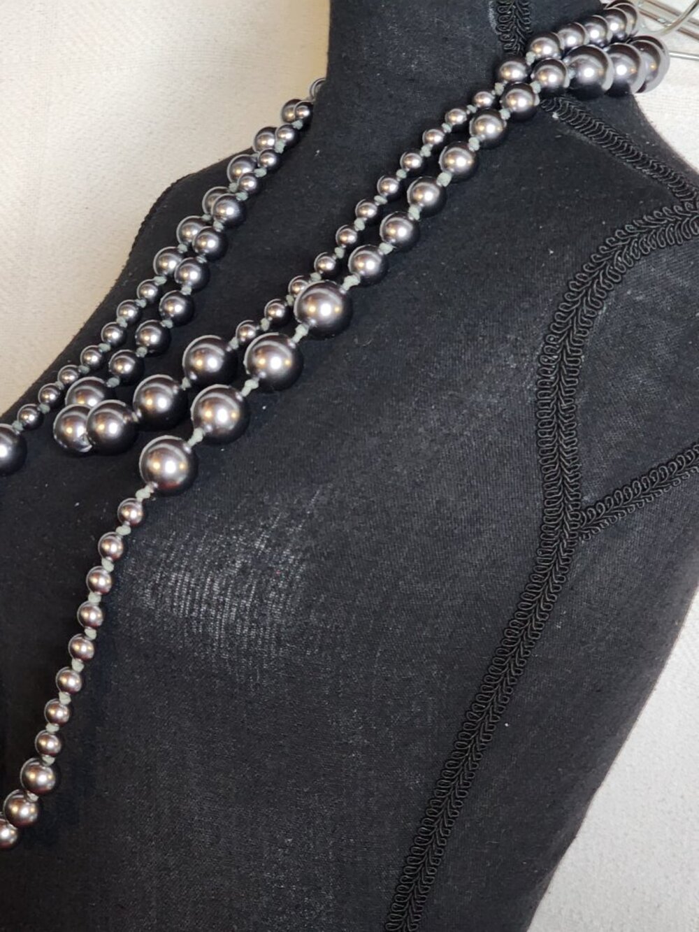 Chico's Extra Long 66" Flapper Gray Silver Graduated Bead Unisex Knot Necklace - Picture 7 of 16